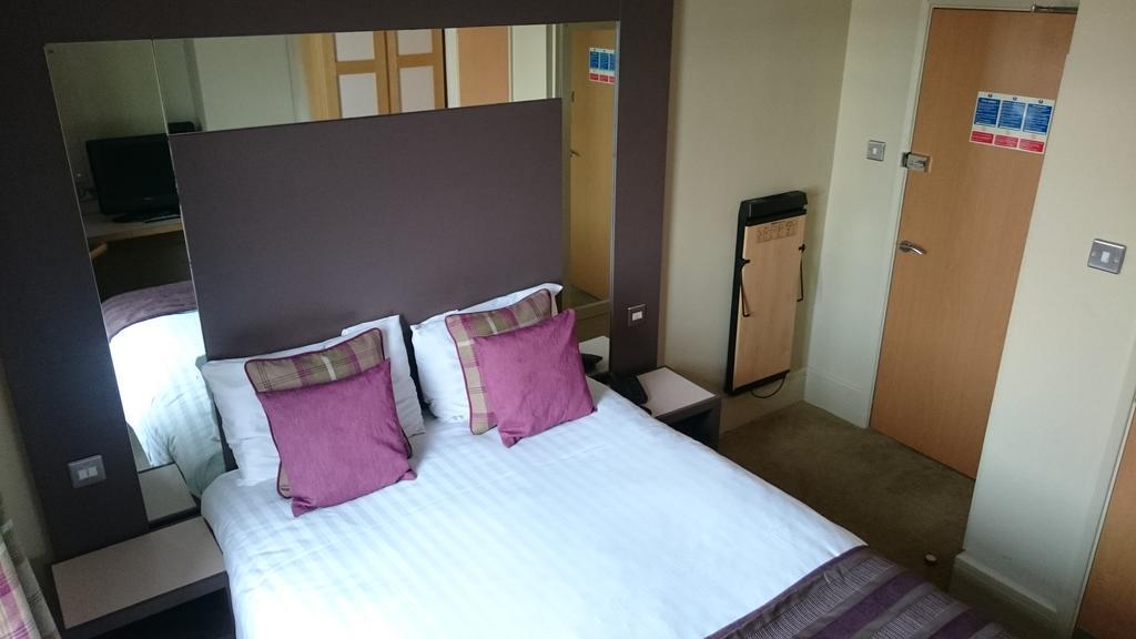 Regent Hotel Doncaster Room photo